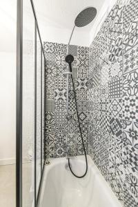 ガイヤックにあるMagnifique appartement T2 rénové Aux vendanges Gaillacのバスルーム(シャワー、バスタブ付)