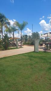 un parque con palmeras y césped en Resort Praias do Lago, en Caldas Novas