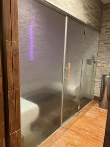 Fotografia z galérie ubytovania Luxury Apartment DunaPest with Spa and Pool v Budapešti