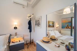 Un dormitorio con una cama con dos sombreros. en Meleva Home, en Sami