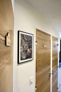 un corridoio con una porta con una foto sul muro di Studio de charme avec vue sur le Val d'Allos, parking et Wifi gratuit ad Allos