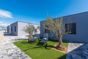 More Exclusive Villas and Spa外面的花园
