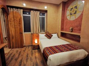 um quarto de hotel com uma cama e uma janela em Chakana Hotel Boutique Centro em Quito
