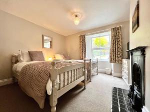 Een bed of bedden in een kamer bij Riverside Cottage - Luxury Character Holiday Home