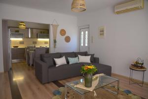 - un salon avec un canapé et une table dans l'établissement Arsinoe Luxury Villa, à Salamine