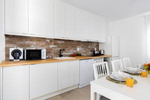 Virtuvė arba virtuvėlė apgyvendinimo įstaigoje Carvoeira Surf & Family Villa