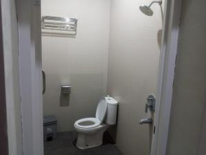 uma casa de banho com um WC branco numa cabina em Griya Sambilegi em Yogyakarta