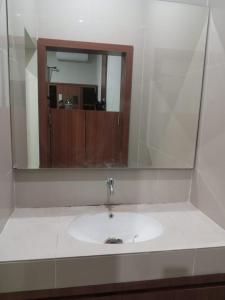 y baño con lavabo y espejo. en Griya Sambilegi en Yogyakarta