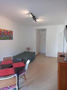 Una habitación con una mesa y una cama en una habitación en Departamento 2 ambientes. 4 personas. Centro en Mar del Plata