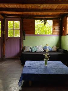 Habitación con 2 camas y puerta morada en Refugio del Bosque en El Bolsón