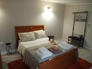 - une chambre avec un lit et des serviettes dans l'établissement Casa Tí Carminda, à Mogadouro