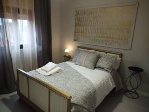 - une chambre avec un lit et 2 serviettes dans l'établissement Casa Tí Carminda, à Mogadouro