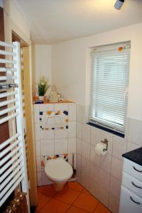 een kleine badkamer met een toilet en een raam bij Haus Bella Altendiez in Altendiez