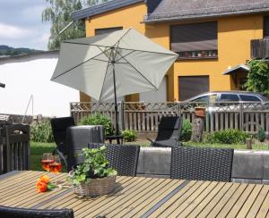 een tafel met een parasol op een patio bij Haus Bella Altendiez in Altendiez