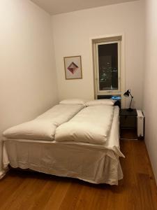 Un pat sau paturi într-o cameră la North Apartment Kræmer brygge.