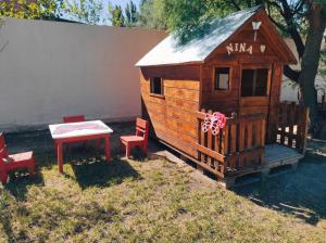 una pequeña casa de madera con mesa y sillas en Casona Alma en Calma San Rafael en San Rafael