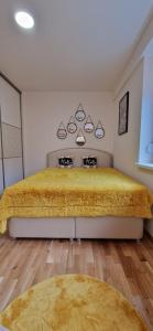 une chambre avec un grand lit dans une pièce dans l'établissement Apartment GOLD STAR, à Sarajevo