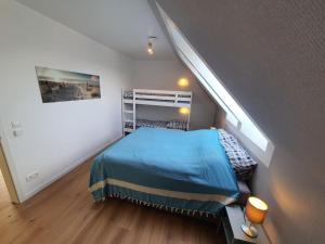 Postel nebo postele na pokoji v ubytování Kiel-Russee Familienwohnung, Lademöglichkeit, Co2 Frei