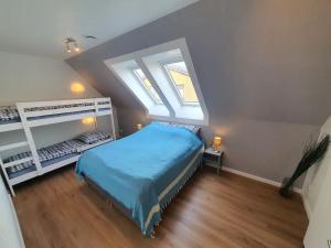 a attic bedroom with a bed and a window at Kiel-Russee Familienwohnung, Lademöglichkeit, Co2 Frei in Kiel