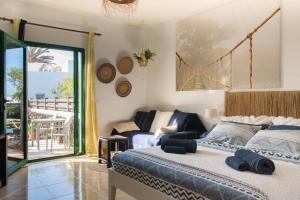 a bedroom with a bed and a view of a patio at Casa Nami in Cotillo