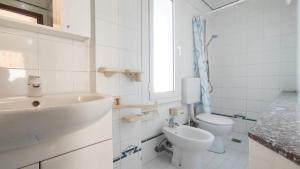 ビビオーネにあるFrancoのトイレと洗面台を備えた白いバスルーム