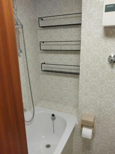 uma casa de banho com um chuveiro e um lavatório branco em Kati Appartement em Bad Hönningen