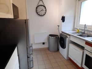 Kuchyňa alebo kuchynka v ubytovaní Ty Cocoon- Appartement avec terrasse et parking privé