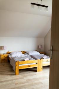 sypialnia z łóżkiem i 2 szafkami nocnymi w obiekcie Rodzinny apartament FOLKER w mieście Cisiec