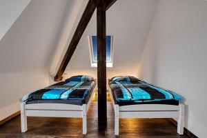 2 łóżka pojedyncze w pokoju z: w obiekcie Moderne Ferienwohnung Hildburghausen - FeWo 1 w mieście Hildburghausen