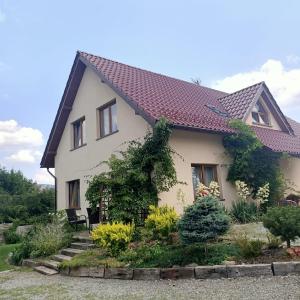 庫多瓦－茲德魯伊的住宿－Wiśniowy Sad，白色房子,有红色屋顶