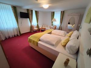 ein Schlafzimmer mit einem großen Bett mit weißen Kissen in der Unterkunft Room in Guest room - Pension Forelle - double room no01 in Forbach