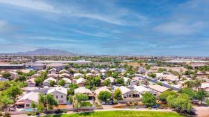 una vista aérea de un barrio residencial con casas en Boho Chic Arizona Villa w Pool & Mini Golf en Casa Grande