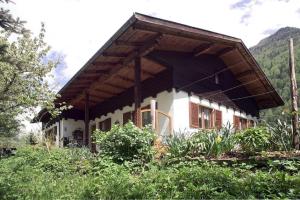 une maison avec un grand toit en gambrel dans l'établissement Hotel Martellerhof, à Martello