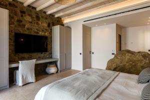 Televisyen dan/atau pusat hiburan di Muse Mansion by Whitelist Mykonos