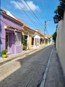 une rue vide dans une ville avec des maisons colorées dans l'établissement Casa Rebecca 39-41, à Carthagène des Indes