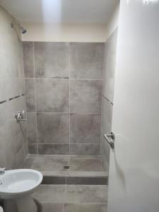 uma casa de banho com um chuveiro, um WC e um lavatório. em Alpaquitay 1 em Mendoza