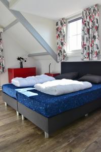 sypialnia z 2 łóżkami w pokoju w obiekcie Woning zeldenrust 6 w mieście Oostkapelle