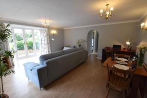 uma sala de estar com um sofá e uma mesa em Canalside Manor House Annexe with Secure Parking 
