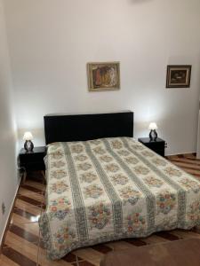 1 dormitorio con 1 cama con edredón en Espaço Copacabana Comfort Two Bedrooms - Alugue o apartamento inteiro, en Río de Janeiro