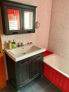 y baño con lavabo y bañera. en Casa da Joana by Portus Alacer, en Portalegre