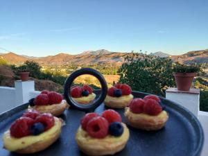 科因的住宿－Casa Loko，盘子上放有水果的糕点