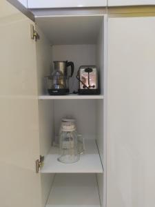 um armário com um frasco de vidro e um liquidificador em Apartamento Moaña La Playa, recién reformado em Moaña