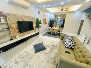 Posezení v ubytování Haira Muslim Homestay