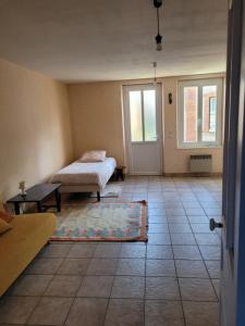 Łóżko lub łóżka w pokoju w obiekcie Petite Maison à Salbris