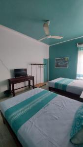 Uma cama ou camas num quarto em Delphinus Inn