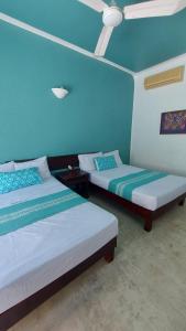Uma cama ou camas num quarto em Delphinus Inn