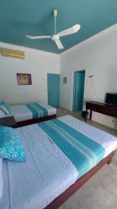 Uma cama ou camas num quarto em Delphinus Inn