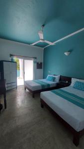 Uma cama ou camas num quarto em Delphinus Inn