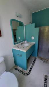 Uma casa de banho em Delphinus Inn