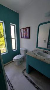 Uma casa de banho em Delphinus Inn